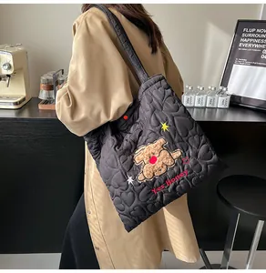 Dettaglio borsa tote nera trapuntata a cuore con orsetto e ricamo Yes Honey