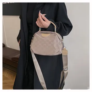Détail du sac bandoulière en nylon kaki avec motif EUB et large sangle textile
