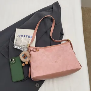 Sac fourre-tout rose matelassé avec texture daim et pendentif ours en peluche marron