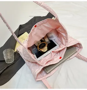 Borsa tote rosa trapuntata a cuore con ampia capacità interna e chiusura magnetica rossa