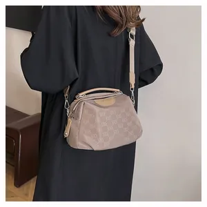 Détail du sac bandoulière en nylon kaki avec motif ELB et bandoulière réglable