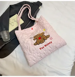 Dettaglio della borsa tote rosa trapuntata a cuori con orsetto e ricamo Yes Honey