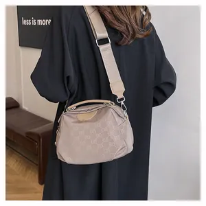 Sac bandoulière en nylon beige avec motif jacquard et large bandoulière