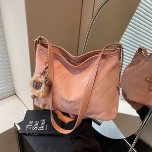 Sac à Épaule en Suède Matelassé pour Femmes Grande Capacité Rétro Losange Tote Bag Avec Pendentif Animal en Peluche Sac de Mode