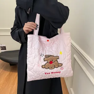 Borsa tote trapuntata rosa con motivo a cuore, toppa a cane e ricamo Yes Honey