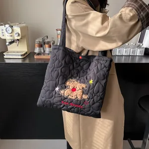 Borsa tote nera trapuntata a cuori con ricamo di cucciolo e scritta Yes Honey carina