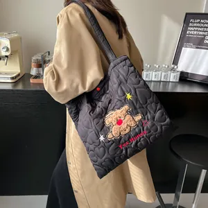 Borsa tote nera trapuntata a cuori con orsetto di peluche e ricamo Yes Honey