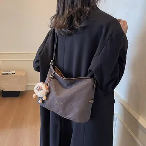 Grand sac cabas matelassé rétro marron foncé avec breloque ours et texte doré élégant