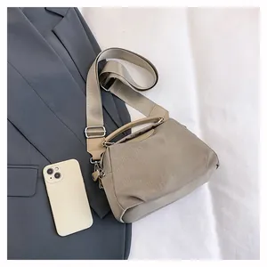 Détail du sac à bandoulière en nylon kaki avec motifs ELB gaufrés et bandoulière large