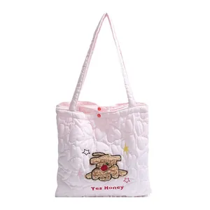 Borsa tote trapuntata rosa con cuori, toppa a forma di cane e scritta Yes Honey