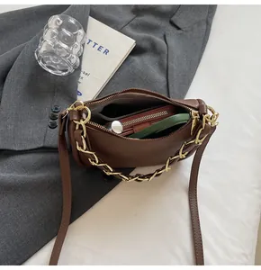 Sac demi-lune en cuir marron avec chaîne dorée et grand espace de rangement intérieur
