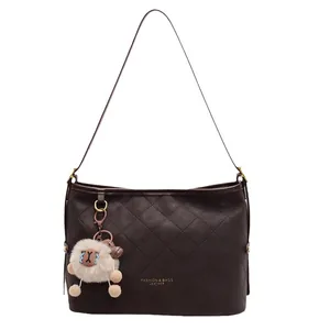 Grand sac cabas rétro marron foncé avec motif matelassé et pendentif agneau peluche