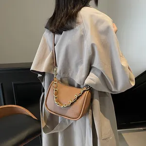 Sacoche marron en cuir grainé avec chaîne dorée décorative et bandoulière pour femme