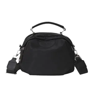Sac à main bandoulière en nylon noir pour femme avec logo imprimé et sangle amovible