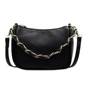Sac bandoulière moderne en cuir grainé noir avec chaîne dorée et silhouette en demi-lune