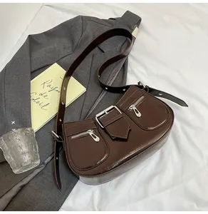 Nahaufnahme der dunkelbraunen Vintage-Halbmondtasche mit Silberbeschlägen