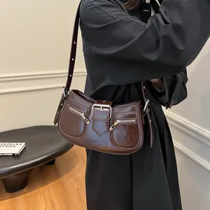 Dunkelbraune sichelförmige Schultertasche aus Öl-Wachs-Leder mit doppelten Vordertaschen