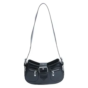 Glänzende schwarze Schultertasche mit Metallschnalle und zwei Reißverschlusstaschen