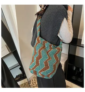 Detalle de la textura de felpa con patrón de zigzag azul y marrón en un bolso grande