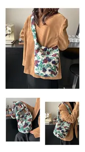 Primer plano de bolsa tipo cubo de punto floral con textura de felpa y colores vivos