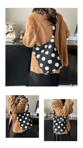 Detalle macro del bolso de cubo con estampado de leopardo y tejido de piel sintética