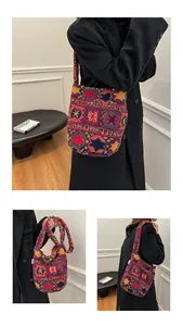Detalle del bolso tote de felpa jacquard bohemio con patrones geométricos coloridos