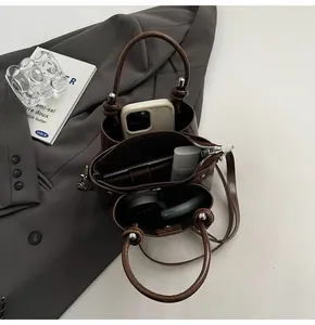 Vista superior del bolso tote de cuero marrón oscuro con amplios compartimentos interiores