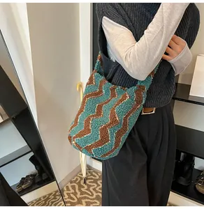 Detalle de bolso de punto con ondas que muestra la textura suave y ajuste al hombro
