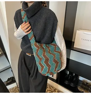 Detalle de bolso bandolera de punto suave con diseño de zigzag para moda de otoño
