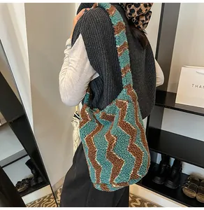 Detalle del patrón de zigzag en azul y marrón sobre un bolso tote de punto suave