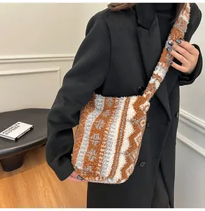 Detalle de bolso saco de punto bohemio con motivos geométricos marrones y grises