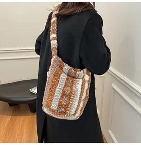 Detalle de bolso tote de punto con textura de forro polar suave y rayas de invierno