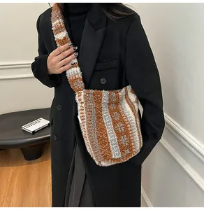 Primer plano de bolso tipo cubo de punto con estampado de leopardo y textura suave