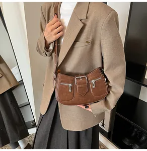 Detail der dunkelbraunen Retro-Achseltasche mit matter PU-Textur und Silber-Reißverschlüssen
