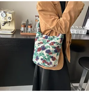Bolso de hombro de felpa tejida con flores en un ambiente acogedor de cafetería