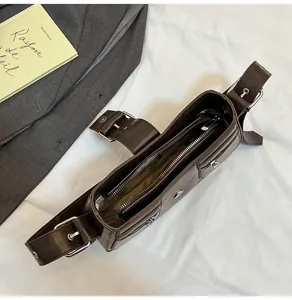 Draufsicht auf die dunkelbraune Ledertasche mit geräumigem Innenraum und Reißverschluss