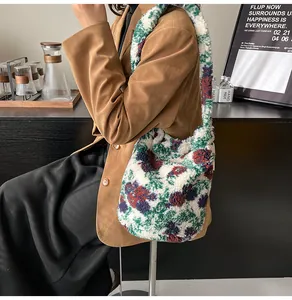 Detalle del bolso de punto con motivos florales y textura suave de lana de cordero
