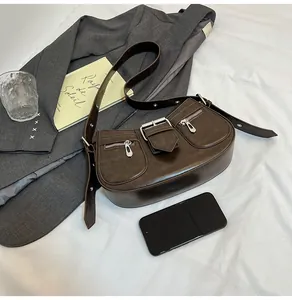 Detailansicht der dunkelbraunen Vintage-Tasche mit Silberschnallen und Reißverschluss