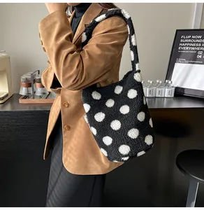 Primer plano del bolso tote de felpa con lunares blancos y negros y textura suave