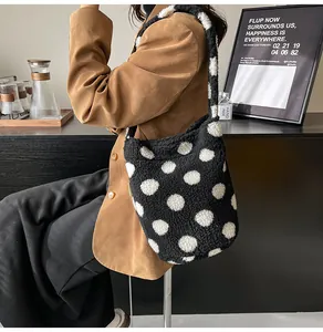 Primer plano del bolso tote de felpa suave con estampado clásico de lunares