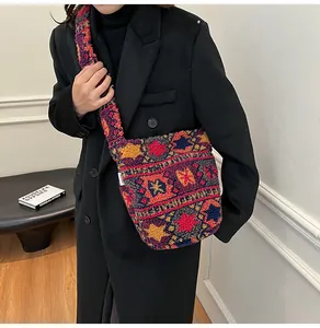 Detalle del bolso bandolera de forro polar de retazos coloridos con patrón de estrellas