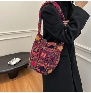 Primer plano del patrón étnico geométrico en un bolso tote de lana suave de cordero