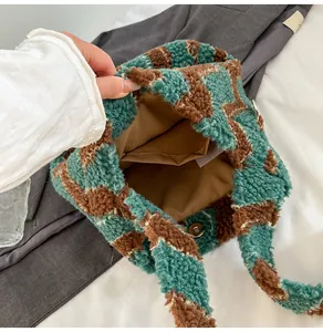 Detalle del bolso de lana a cuadros azul y marrón con cierre magnético y bolsillo interno