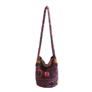 Bolso de hombro de punto estilo bohemio étnico con patrones de crochet coloridos