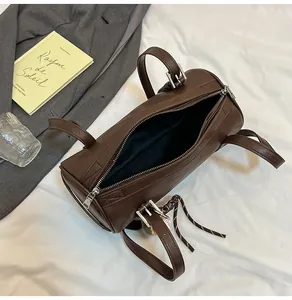 Draufsicht der dunkelbraunen Leder-Zylindertasche mit Reißverschluss und Innenfutter