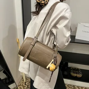Khaki Zylindertasche mit Buchstabenprägung, verstellbarem Gurt und Baseball-Anhänger