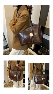 Gros plan sur un sac cabas en PU marron brillant avec logo et pendentif glace