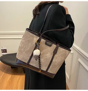 Détail d'un sac cabas vintage avec bordure en similicuir et charme de glace mignon