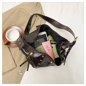 Detailansicht der braunen Vintage-Tasche mit großem Innenraum für den täglichen Bedarf