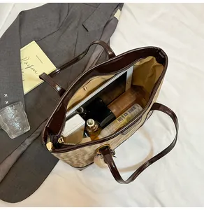 Vue intérieure montrant la grande capacité pour tablette et cosmétiques du sac cabas